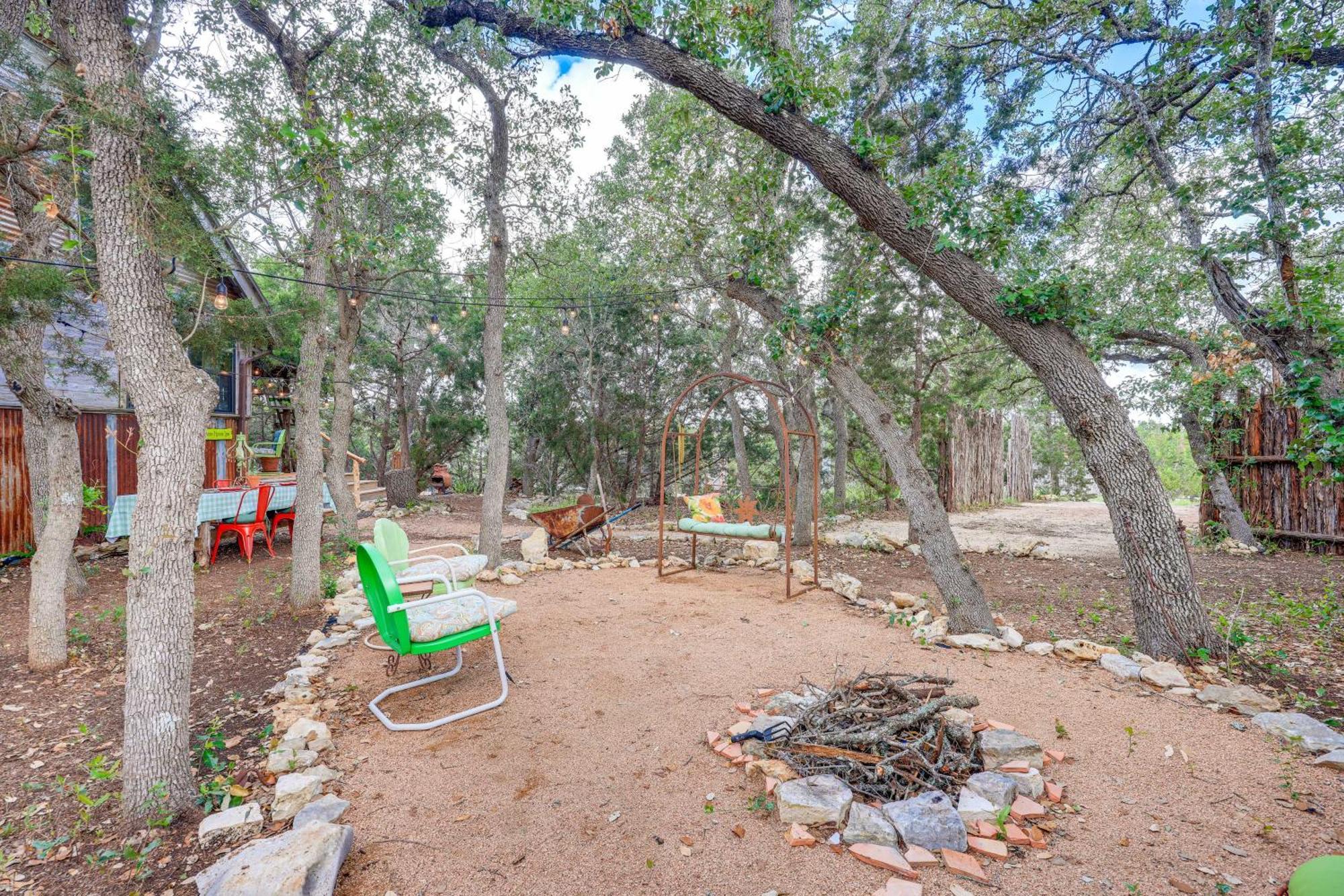 Pet-Friendly Wimberley Cabin With Fire Pit And Hot Tub Ngoại thất bức ảnh