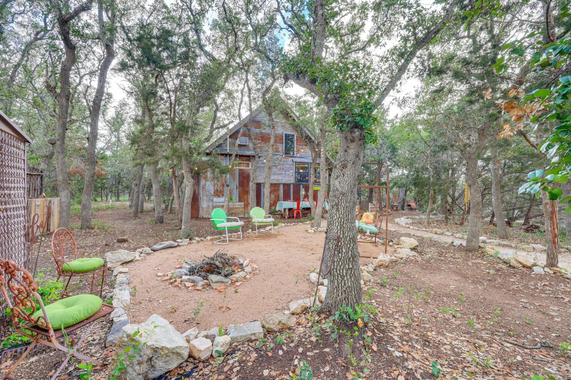Pet-Friendly Wimberley Cabin With Fire Pit And Hot Tub Ngoại thất bức ảnh