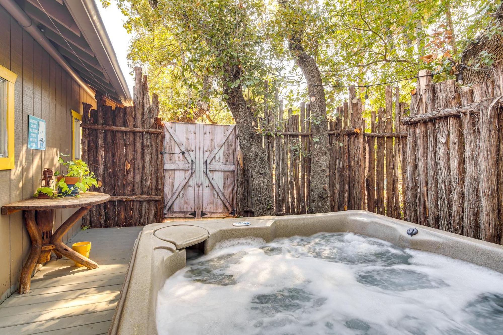 Pet-Friendly Wimberley Cabin With Fire Pit And Hot Tub Ngoại thất bức ảnh