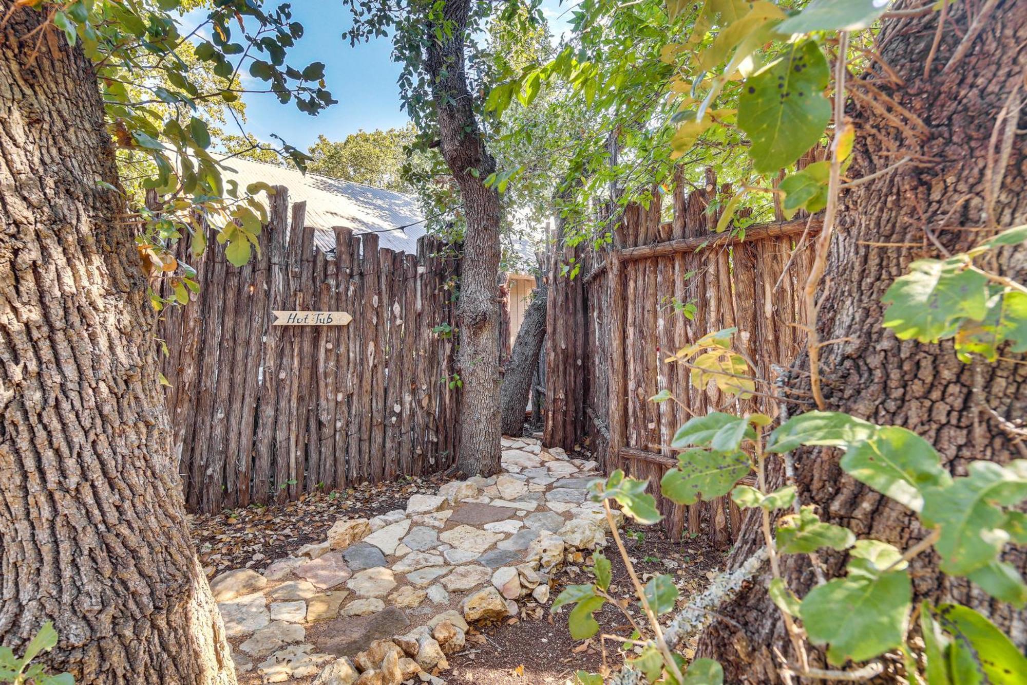 Pet-Friendly Wimberley Cabin With Fire Pit And Hot Tub Ngoại thất bức ảnh