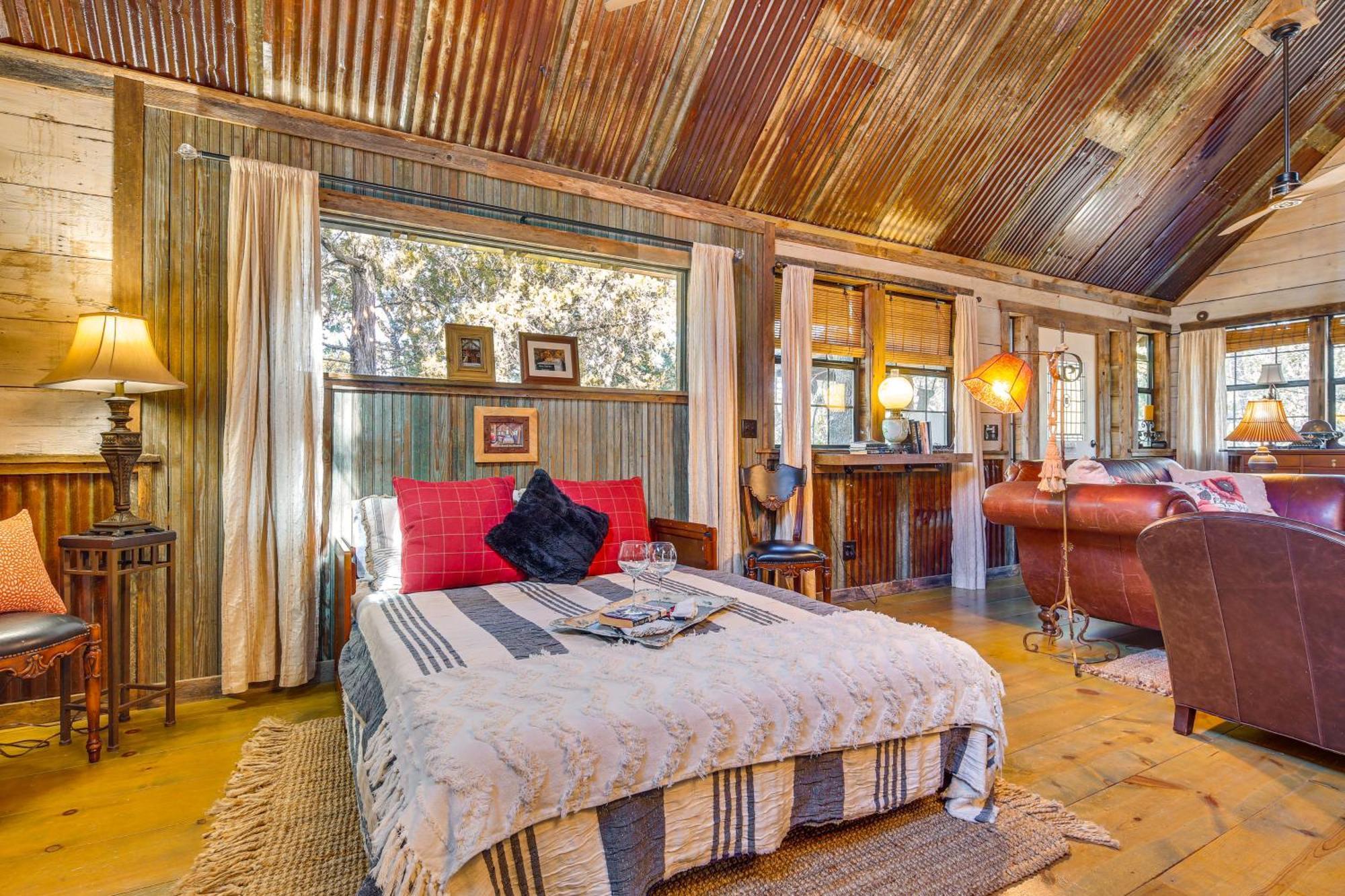 Pet-Friendly Wimberley Cabin With Fire Pit And Hot Tub Ngoại thất bức ảnh