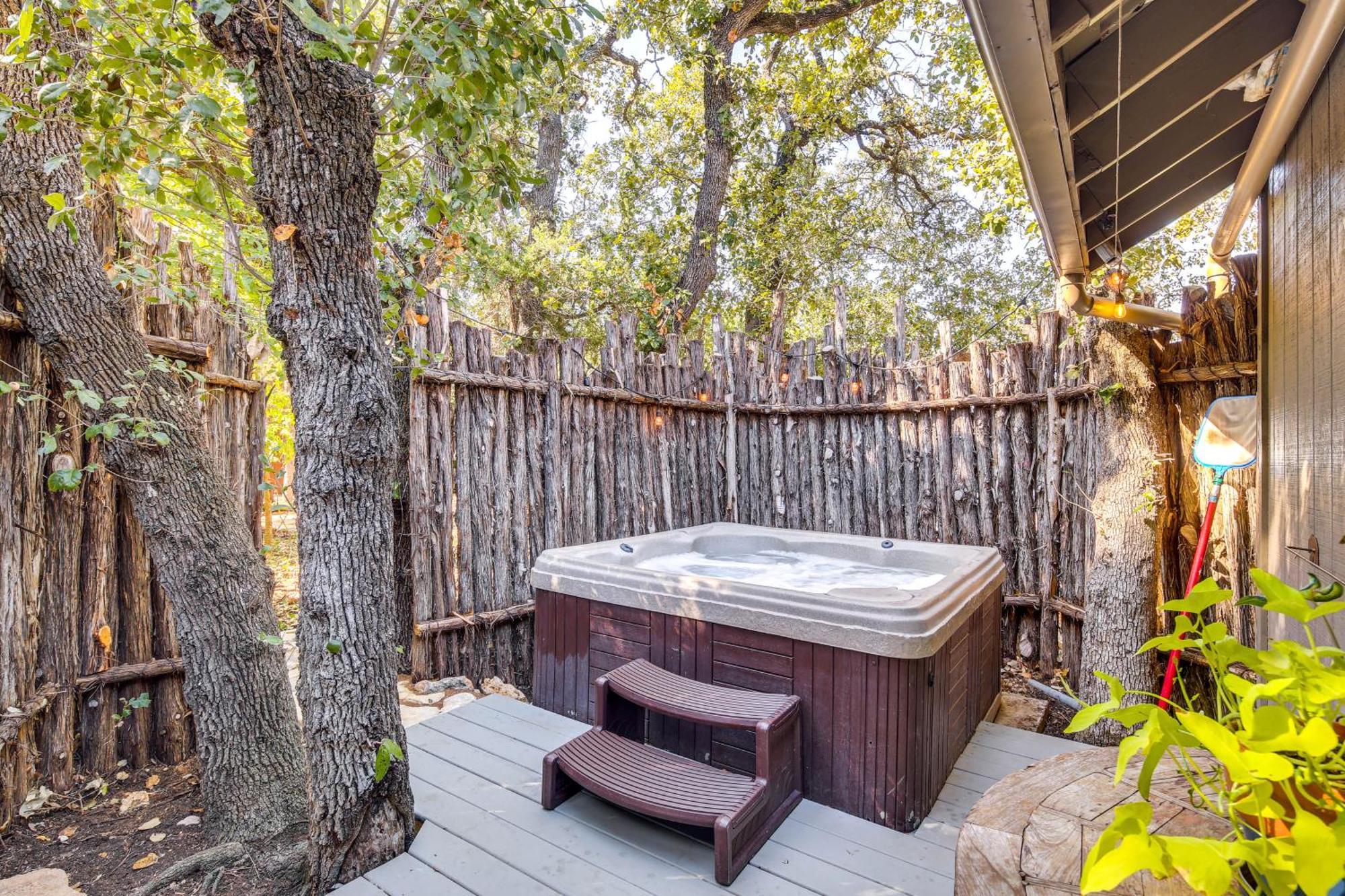 Pet-Friendly Wimberley Cabin With Fire Pit And Hot Tub Ngoại thất bức ảnh